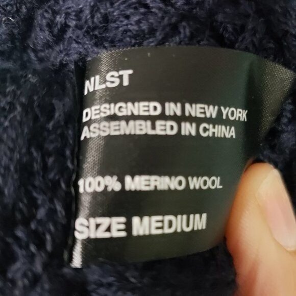 NLST Men's Navy Blue Knit Sweater Long Sleeves Side Slits Size Medium NWOT - Picture 7 of 8